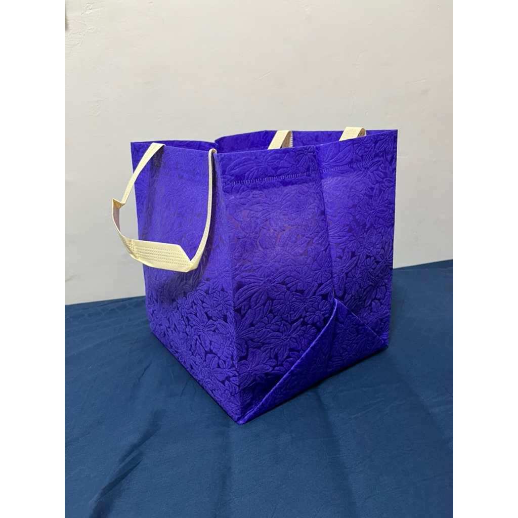 

(1 LUSIN = 12 PCS) TAS HAJATAN FULL EMBOS 22x22 TINGGI 28 CM / GOODIE BAG / TAS NASI KOTAK / TAS NASI BOX / TAS BELANJA / TAS SOUVENIR / TAS WALIMAHAN