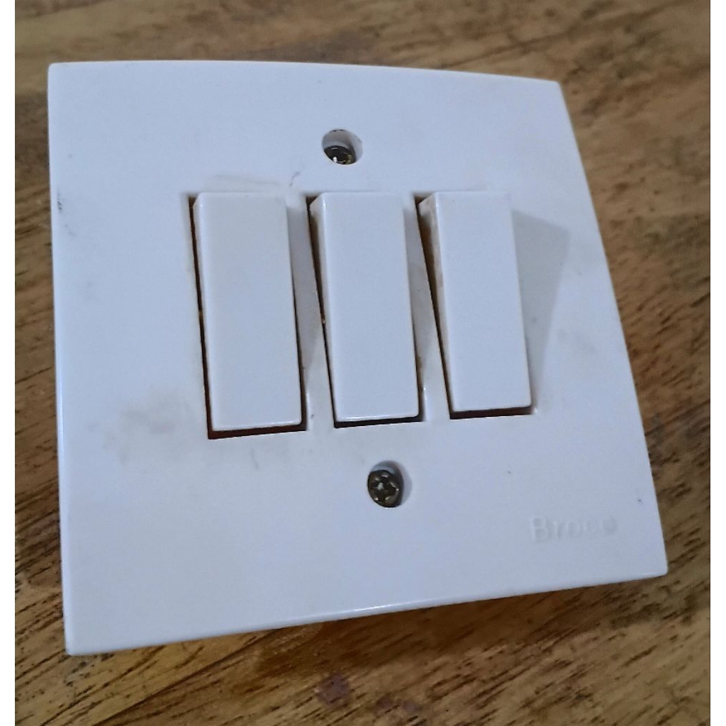 Saklar tiga tombol tanam Broco