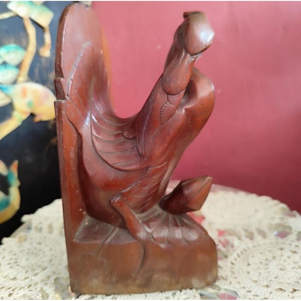 Penyangga buku tua 1940 Patung Bali  ukir kayu Jati burung gigit ikan