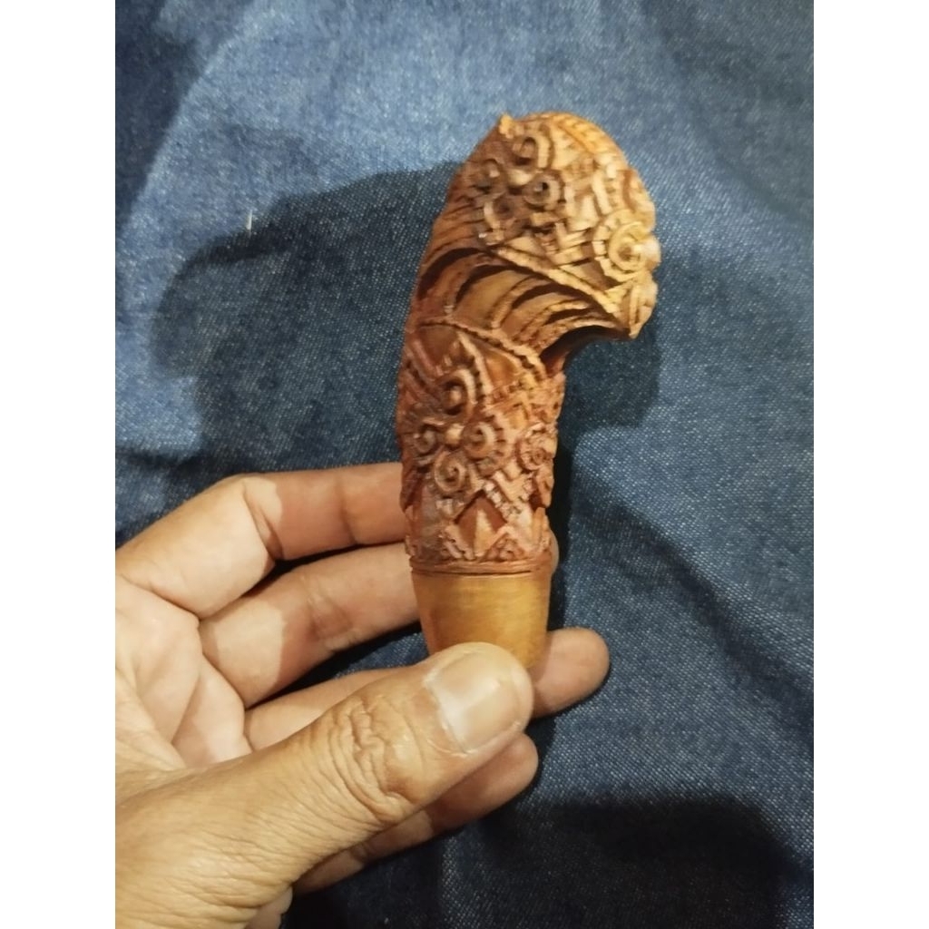 hulu keris ukir kepompong kayu sawo