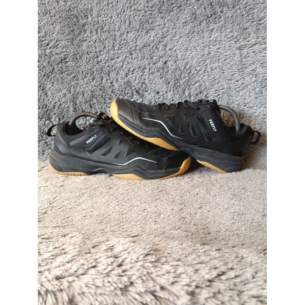 SEPATU BADMINTON PERFLY SIZE 42 ORIGINAL SECOND HITAM RINGAN PRIA WANITA