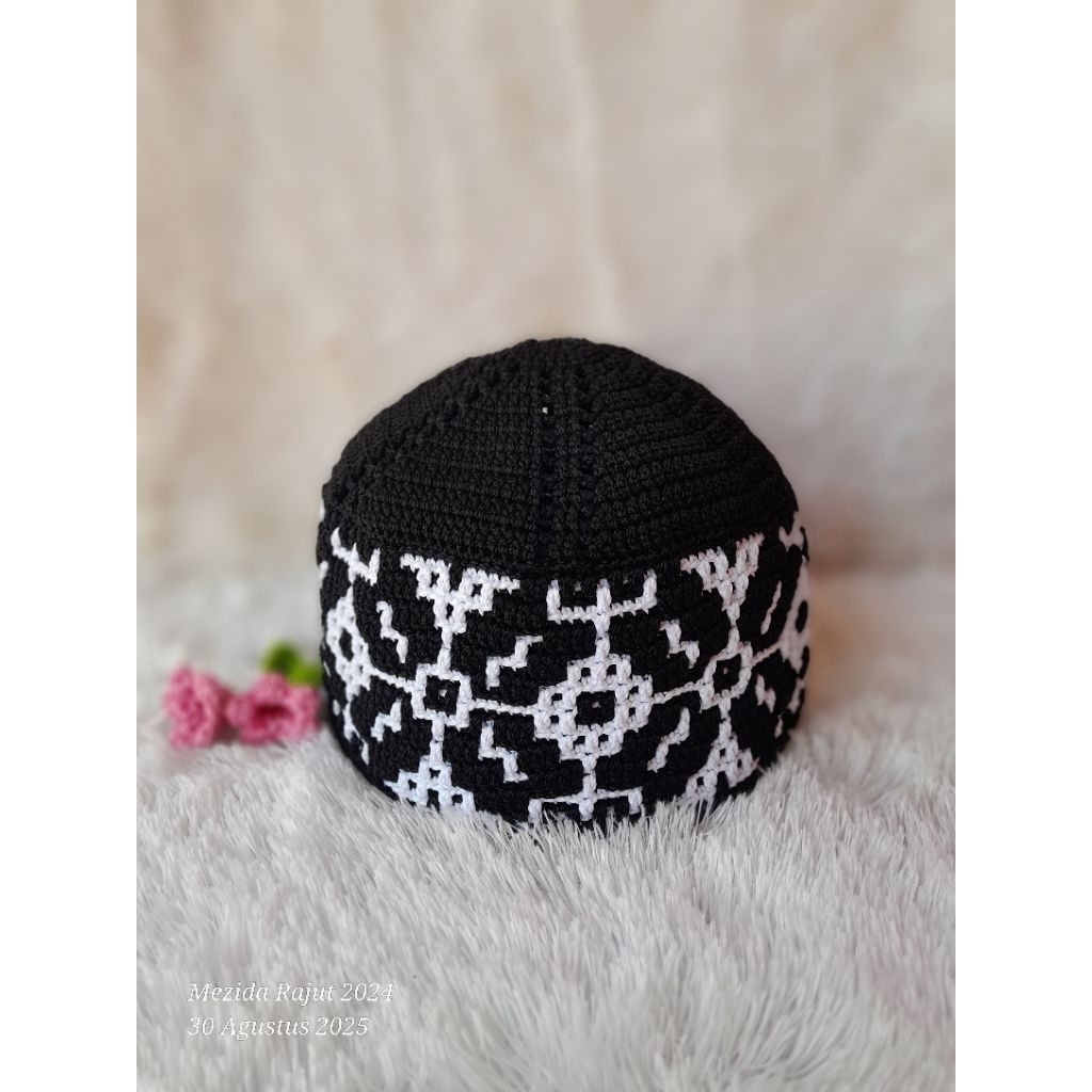 Peci rajut mozaik motif batik