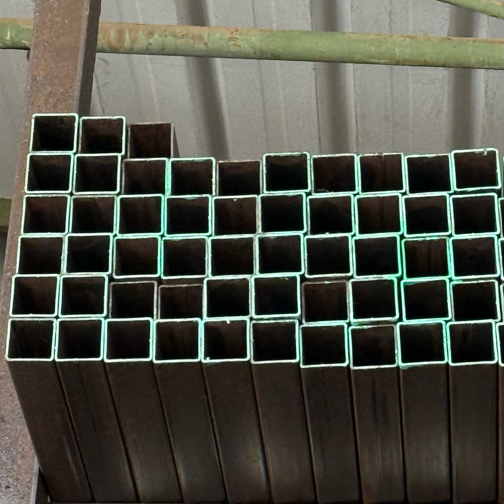 Besi Pipa Kotak (Hollow) ukuran 20mm x 20mm Panjang 6 Meter) Besi Hollow 20x20