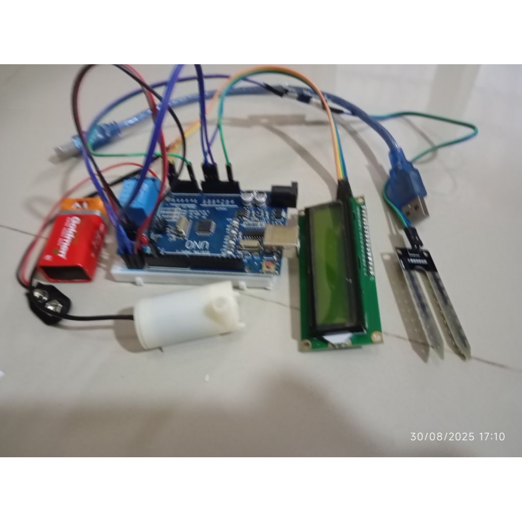sistem penyiraman tanaman otomatis Arduino uno sensor kelembaban tanga soil Moisture dimonitoring di