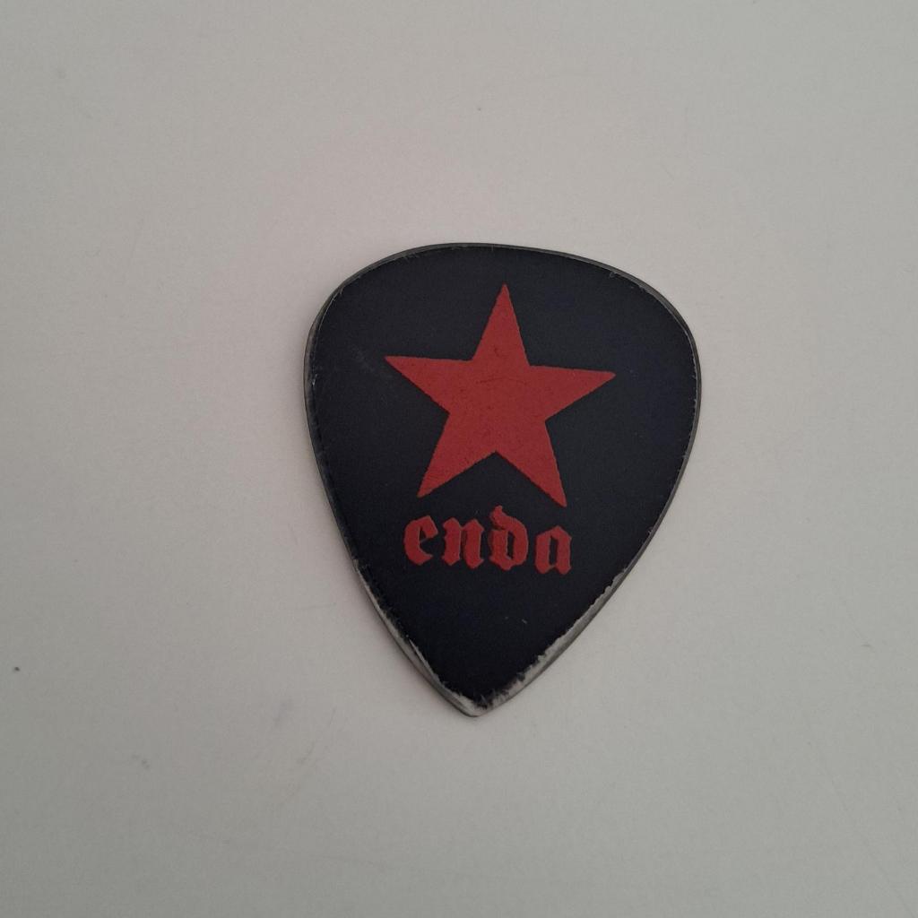 pick guitar alat petik gitar milik Enda pemain gitar Ungu band