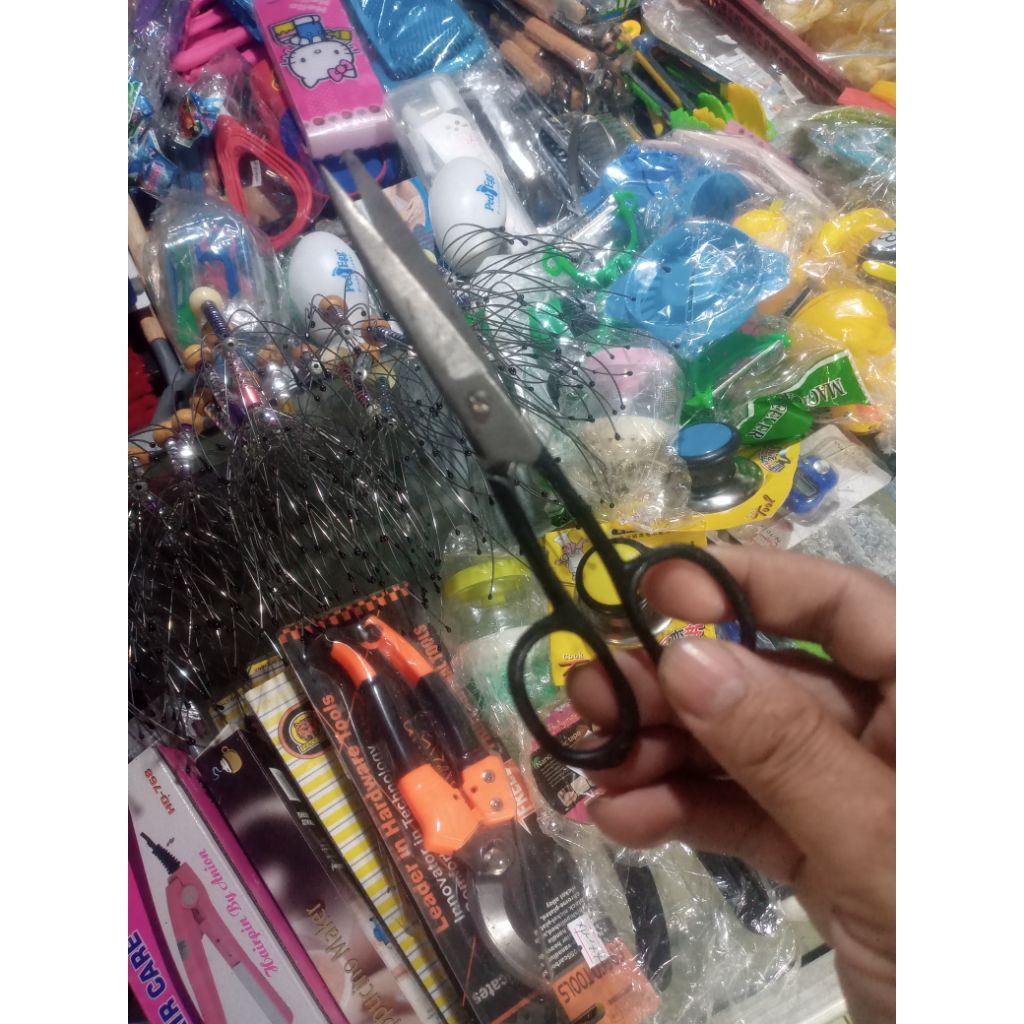 

Gunting Baja Full Metal Anti Patah – Gagang Menyatu Kuat Serbaguna