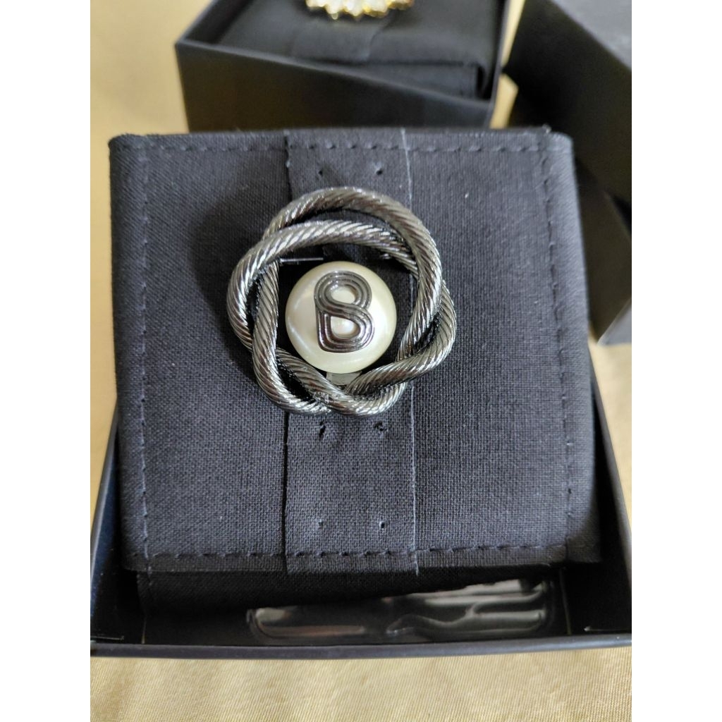 Gunmetal-as is item baru dengan kotak pengganti Buttonscarves Swirled Brooch With Pearl baru dan sia
