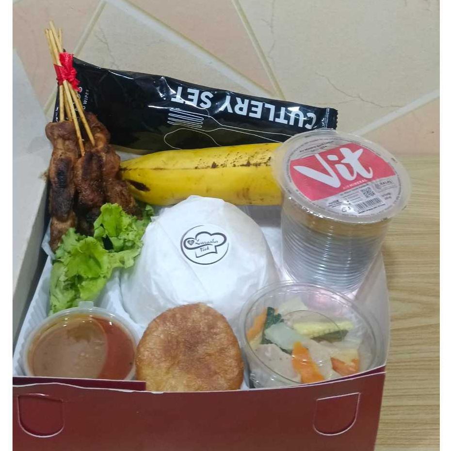 

Jual Nasi Box Sate Bakar/Paket Nasi Box Komplit/Jual Nasi Box Free Air/Nasi Box Depok