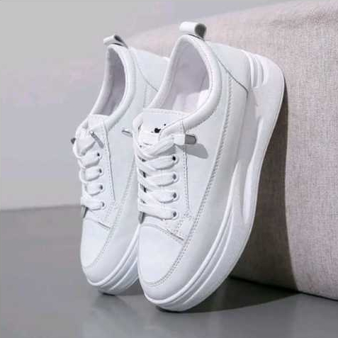 Sepatu Wanita Sneakers Hitam Polos Korean Style Fashion Sport / Sepatu Sneakers Wanita Stylish untuk