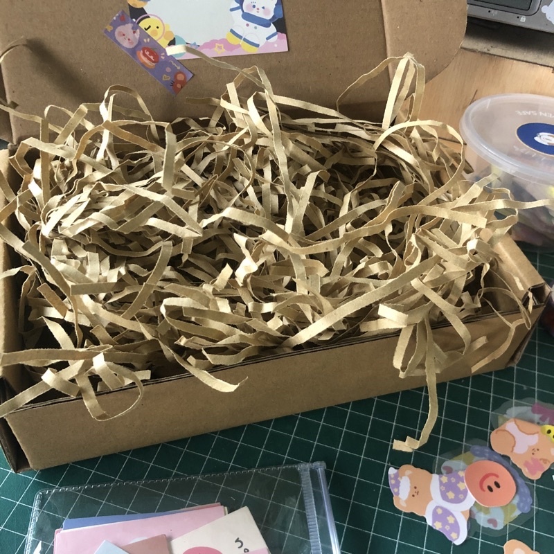 

Shredded Paper untuk Isian Kotak Kado atau Box Filling Warna Cokelat Isi 25 gram