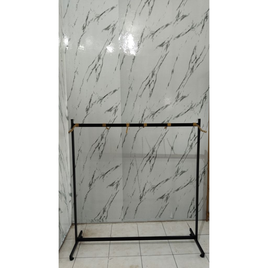 DISPLAY GANTUNGAN BAJU. // GANTUNGAN