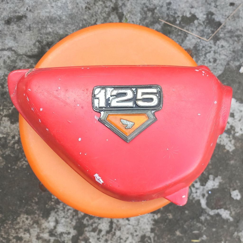 TEPONG / TUTUP / COVER BOX ACCU HONDA CB100 CB125 CB GLATIK ORIGINAL
