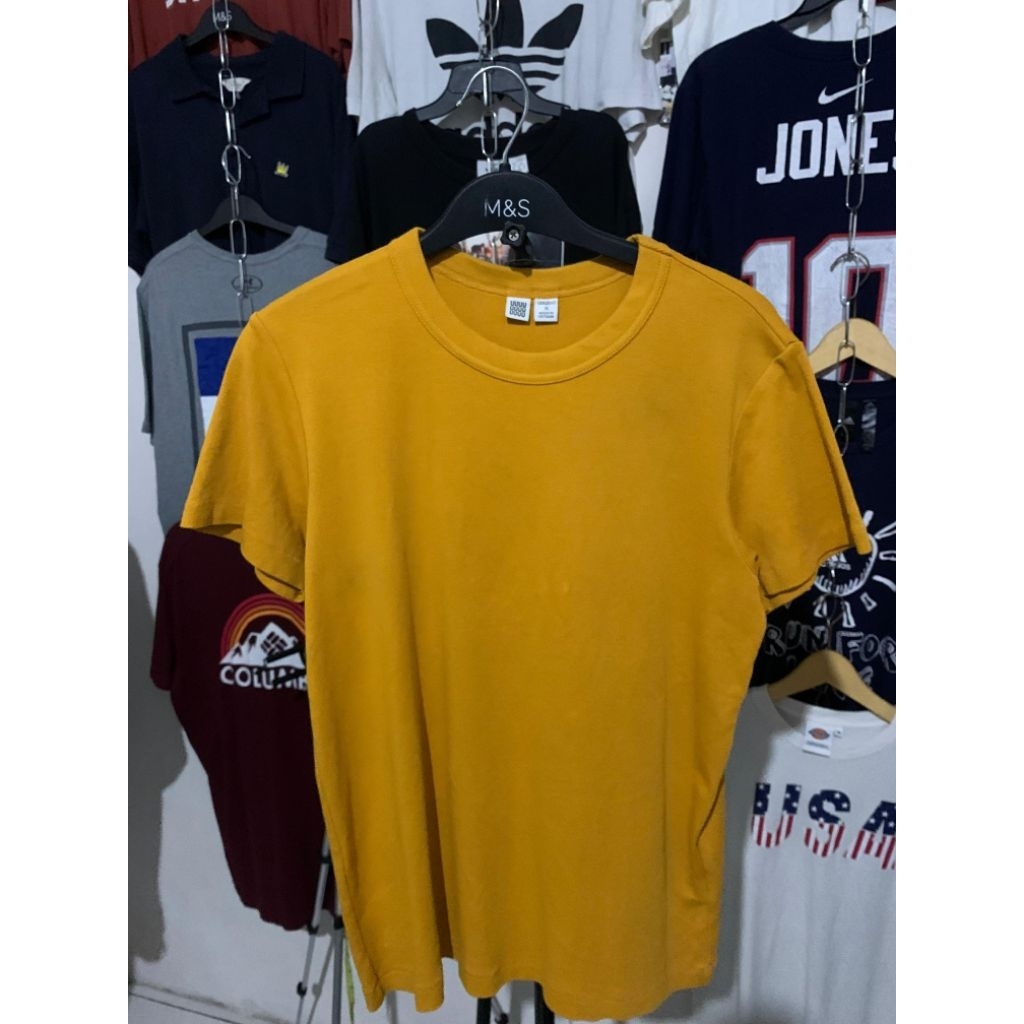 T-Shirt Polos Uniqlo U warna Kuning