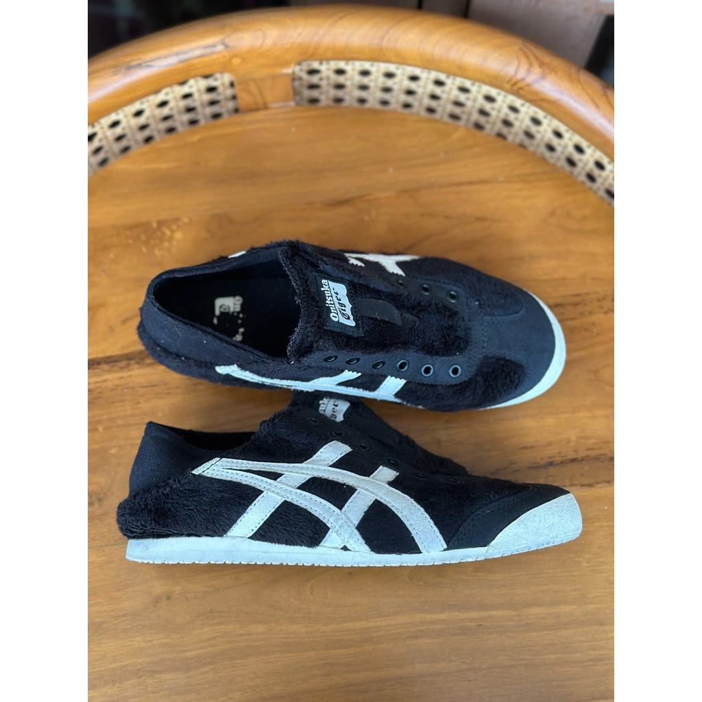 onitsuka tiger shoes fur bulu halus hitam original