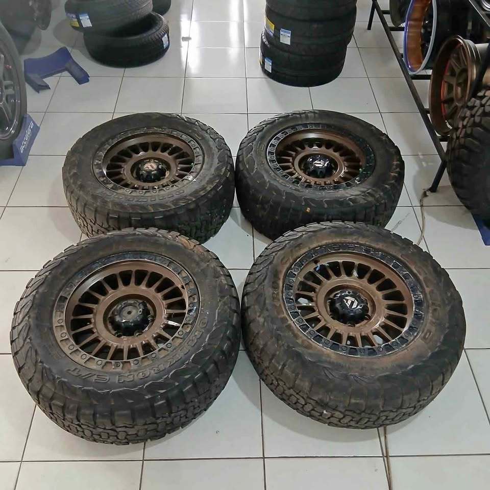 VELG MOBIL RACING FUEL RING 18 LEBAR 9 LUBANG BAUT PCD 6X139 ET20 + BAN OMIKRON 275 65 R18 PELEK