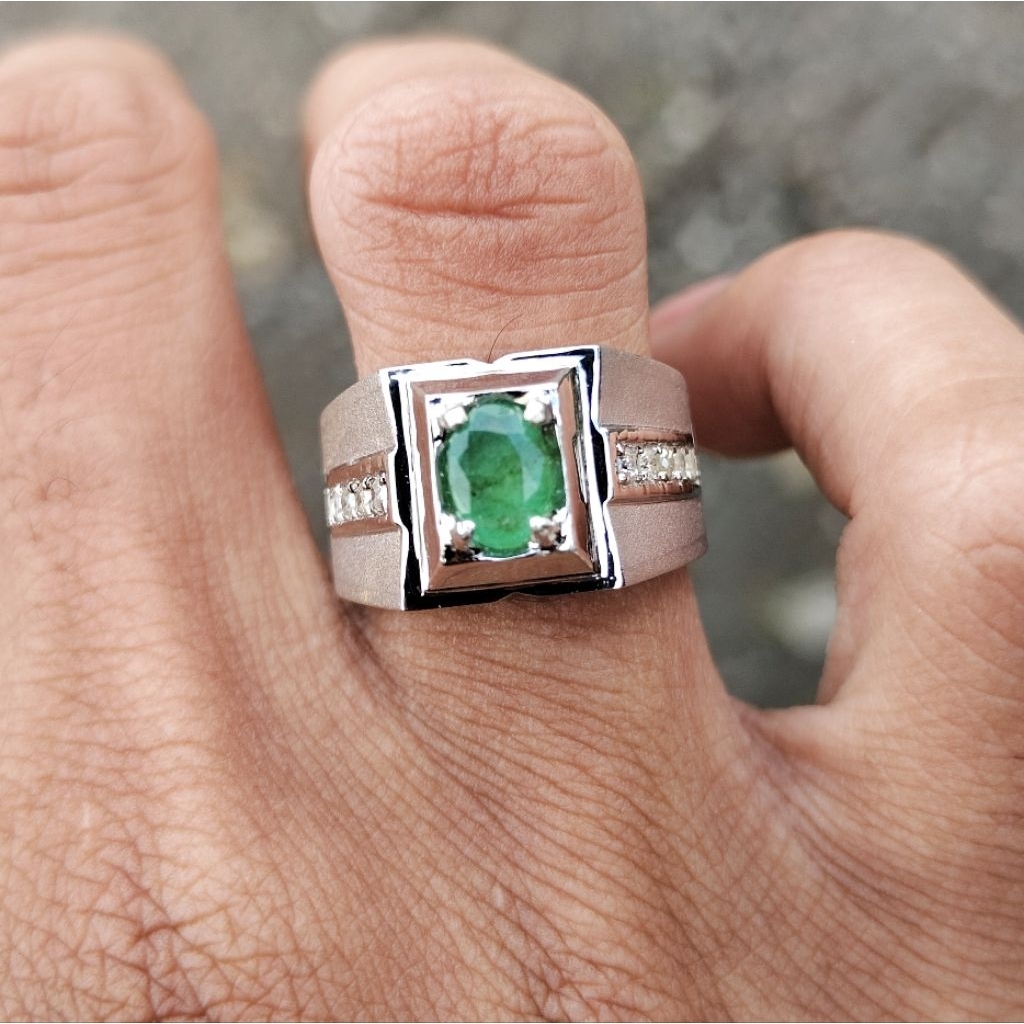 Cincin pria zamrud dan berlian