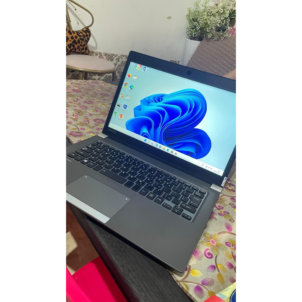 laptop Toshiba r63 RAM 8 SSD