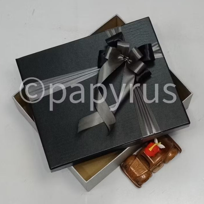 

PAPYRUS Kombinasi 25x30 Tinggi 5cm Kotak Kado Gift Box Hardbox Hampers V1