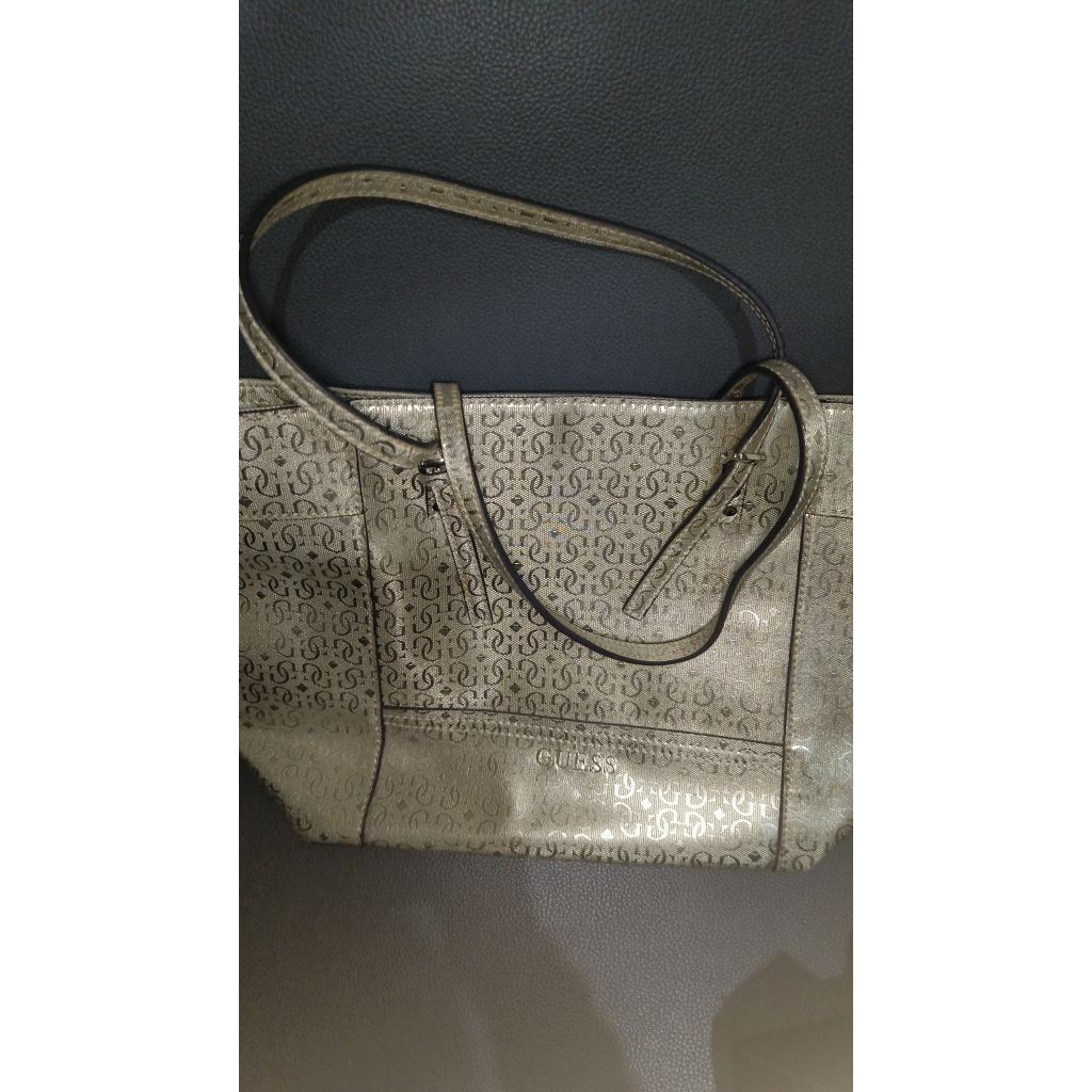 Preloved - Tas merk Guess - Warna Gold