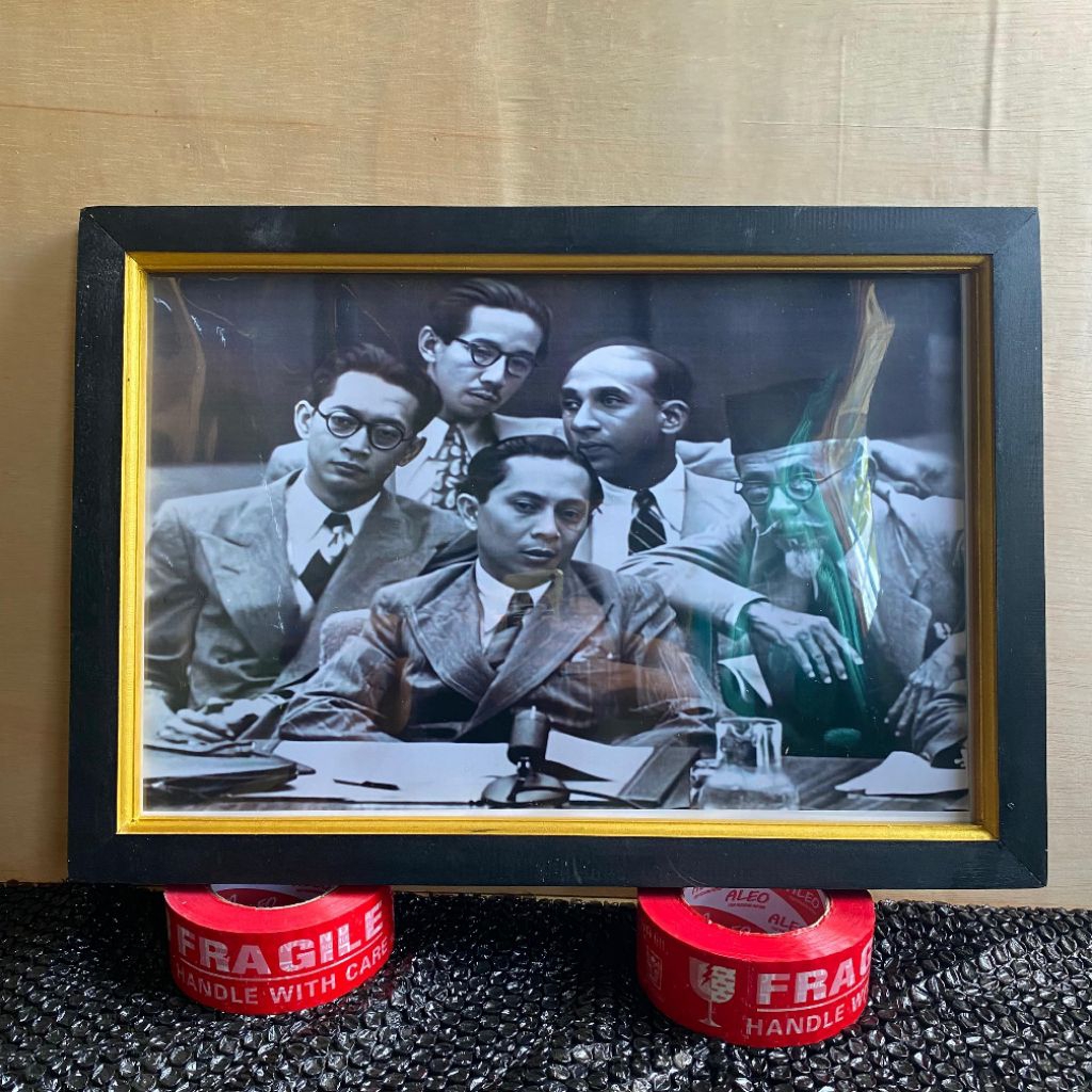 Hiasan dinding poster pahlawan Nasional plus Bingkai ukuran 53*35