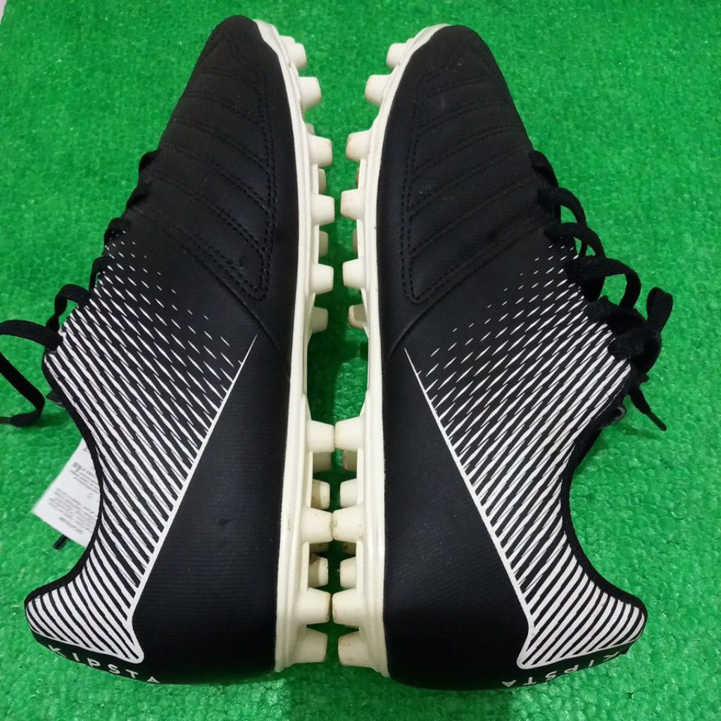 Sepatu bola Kipsta Agility 100 FG hitam