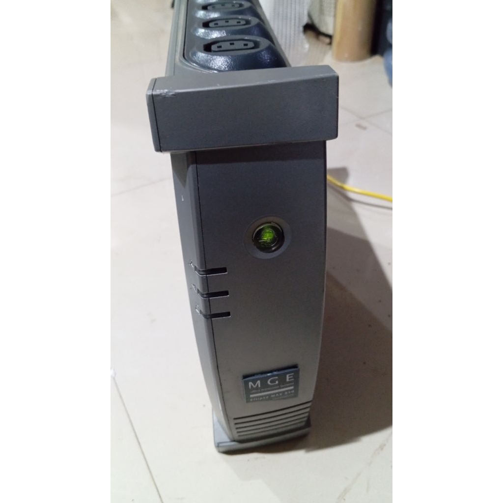 UPS mge ellpse 850 VA 550 watt siap pakai sudah termasuk 2 baterai 24V