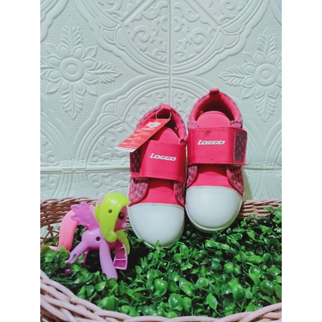 Sepatu Loggo Anak Perempuan Fashion Fusia Size 36