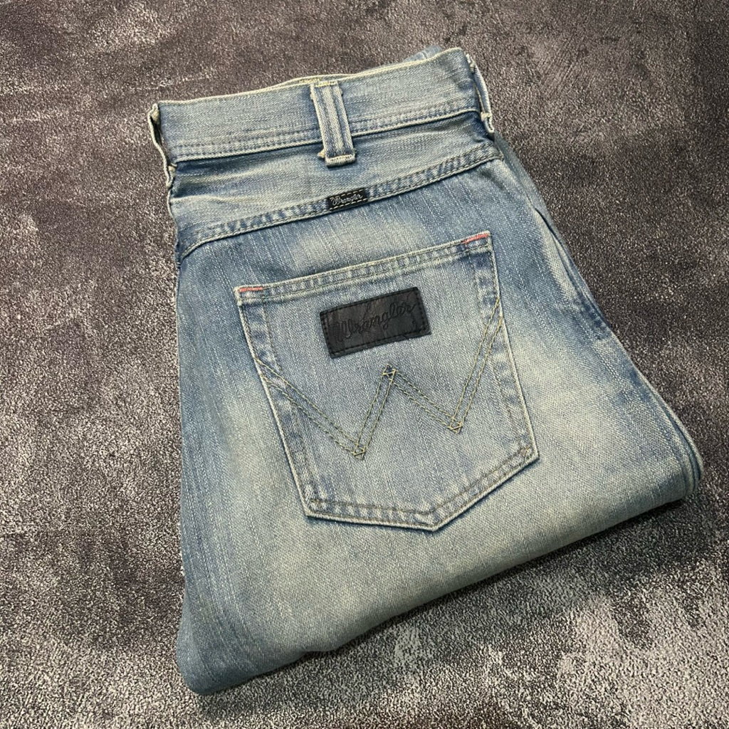 Celana Jeans Second “Wrangler W04903 Straight Fading Denim”