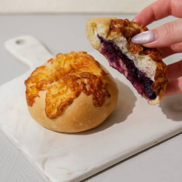 

Artisan Bread Cranberry Cheese, Choco Lava dan Mozabe