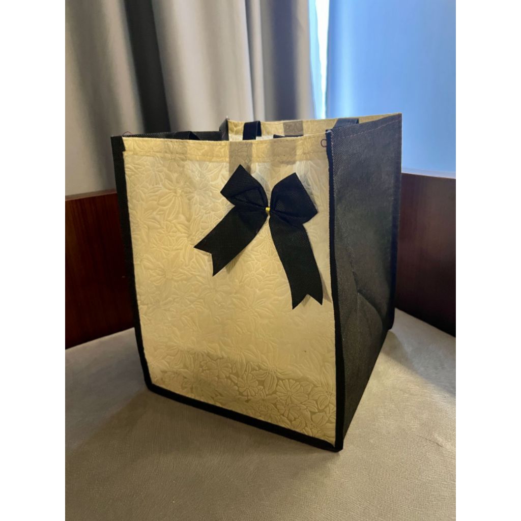 

(1 LUSIN = 12 PCS) GOODIE BAG TAS HAJATAN EMBOS PITA 22x22 TINGGI 30 CM / TAS HAJATAN SPUNBOND / TAS HAJATAN SERUT / TAS HAJATAN NASI BOX / TAS BELANJA / TAS NASI KOTAK / TAS NASI BOX / TAS WALIMAH / TAS SPUNBOND