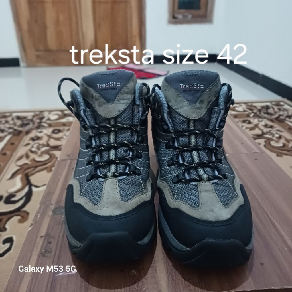 sepatu gunung treksta
