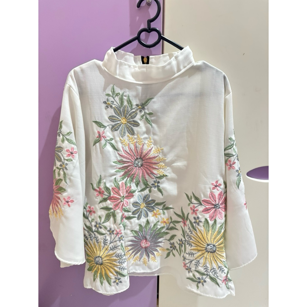 Blouse Putih Motif Bunga