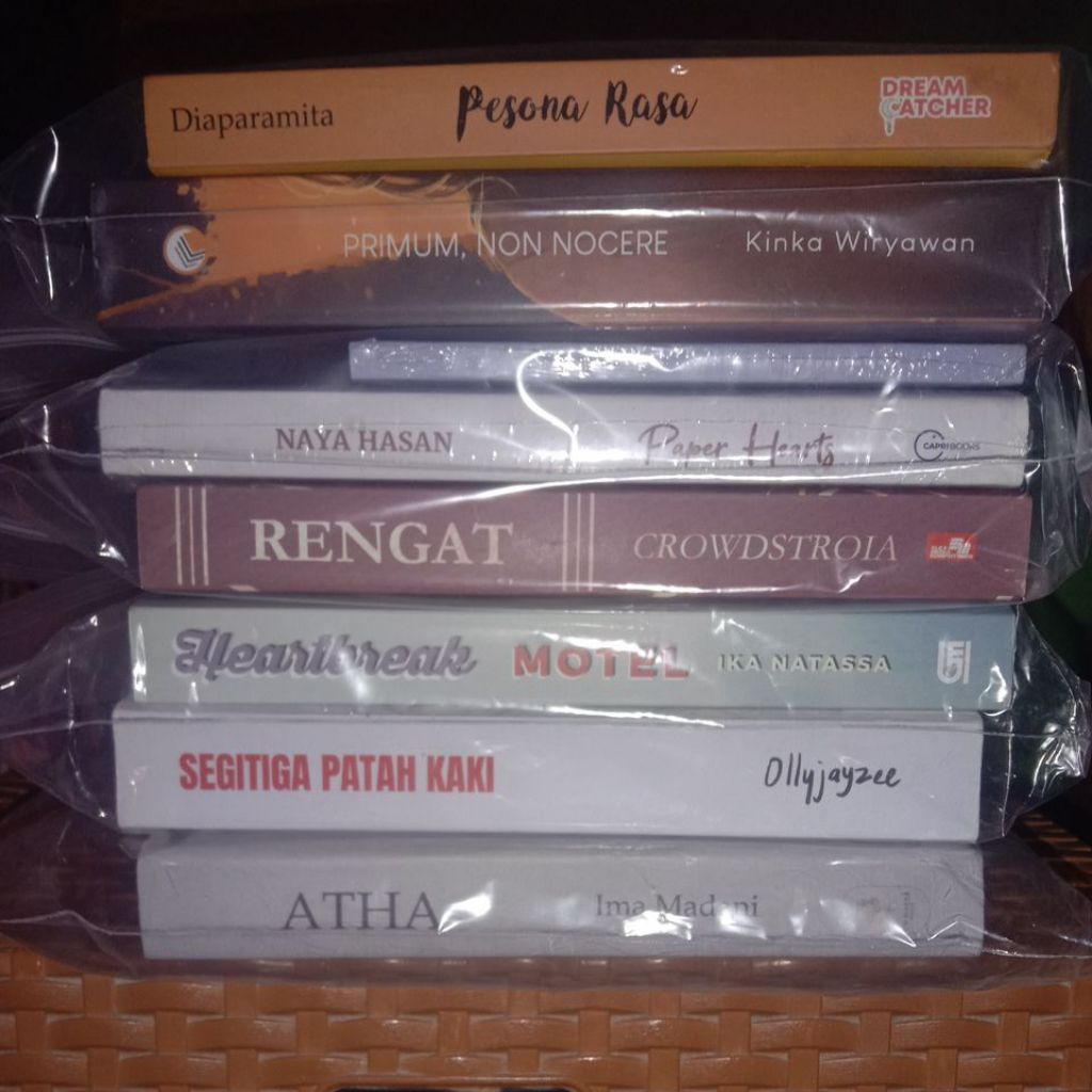 [BACA DESKRIPSI] Novel preloved original Atha, Segitiga Patah Kaki, Heartbreak Motel, Renggat, Paper