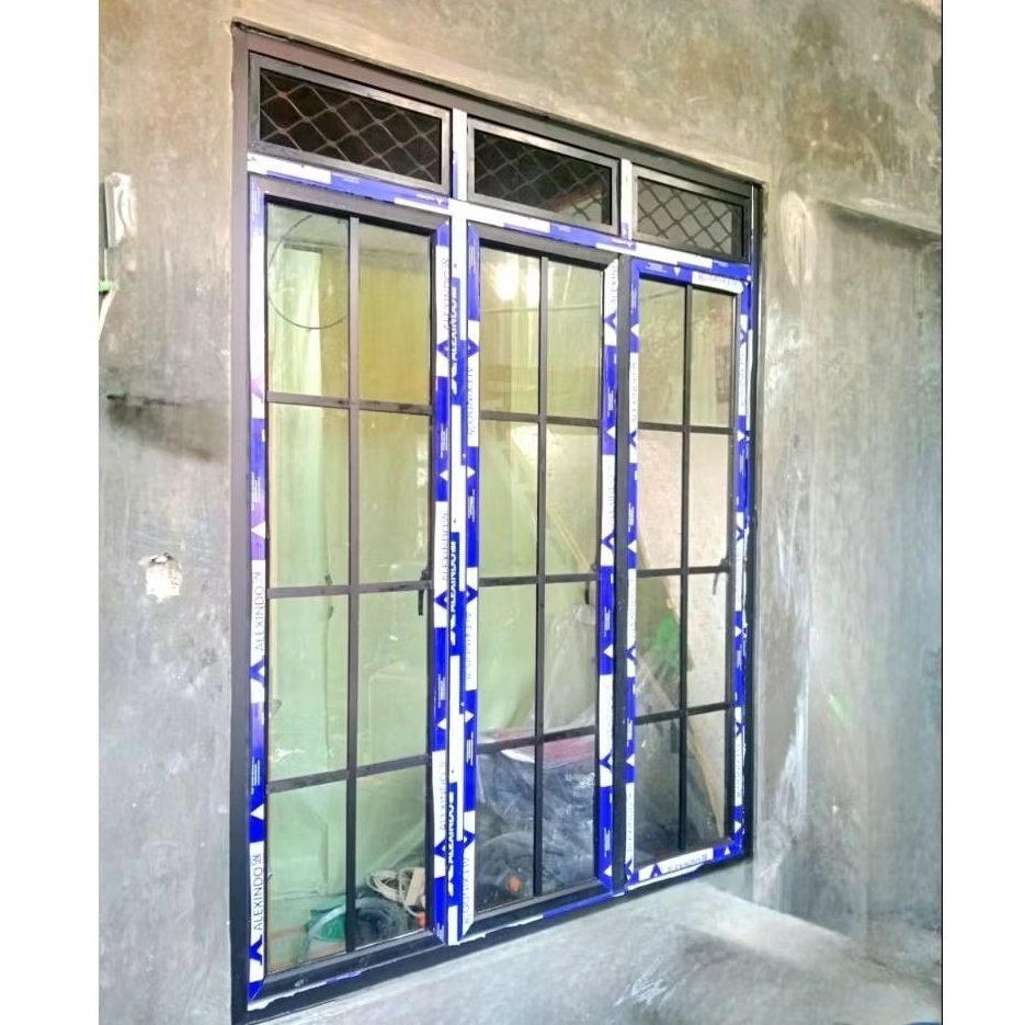 jendela aluminium swing 3daun merek alexindo kusen 3" kaca + kaca mati bagian atas + Lis ornamen kot
