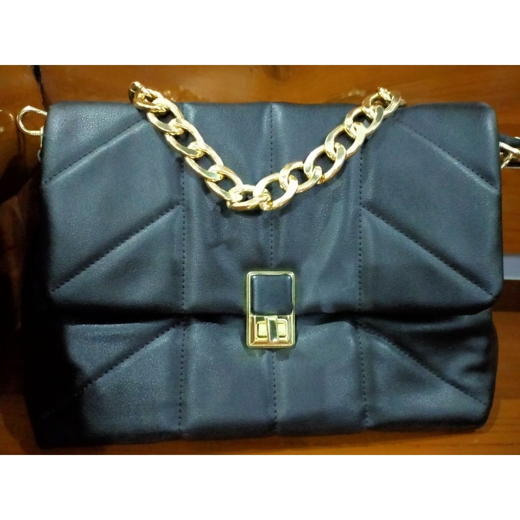 Preloved sling bag/hand bag rantai Elizabeth original