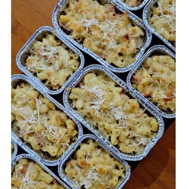 

Baked Mac & Cheese - macaroni keju dengan 3 jenis keju berbeda, cheddar, Mozarella, sosis sapi premium, pasta enak lezat snack makan siang bisa frozen