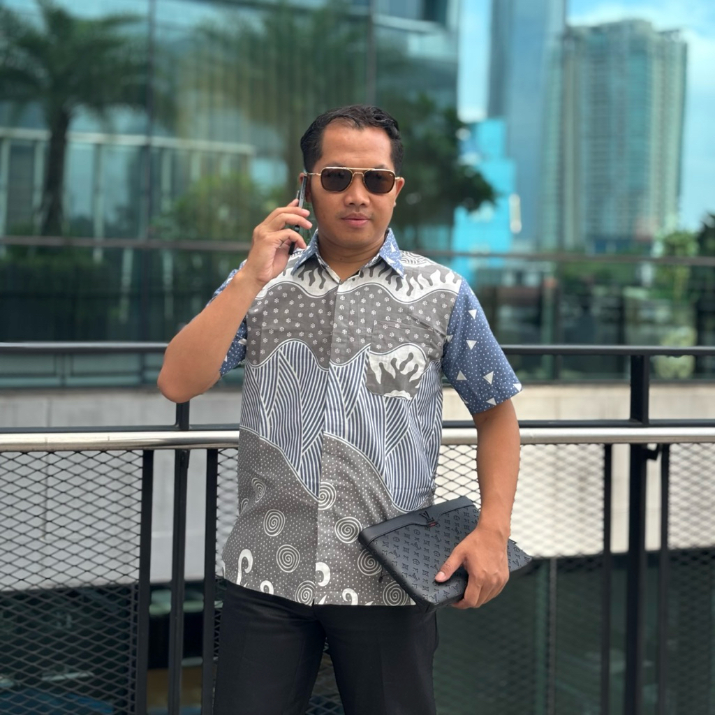 Hem batik pria 602 lengan pendek bahan katun cream biru putih