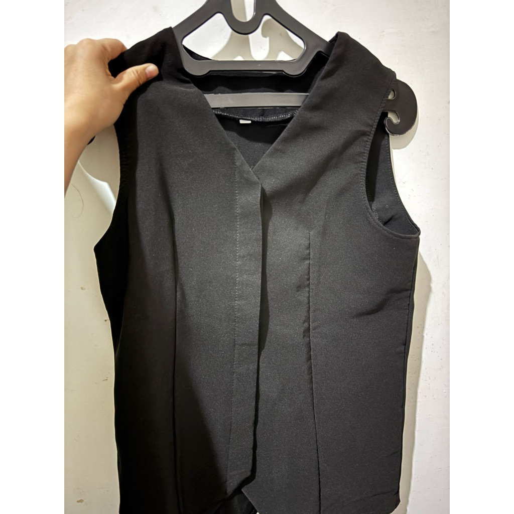 preloved vest hitam