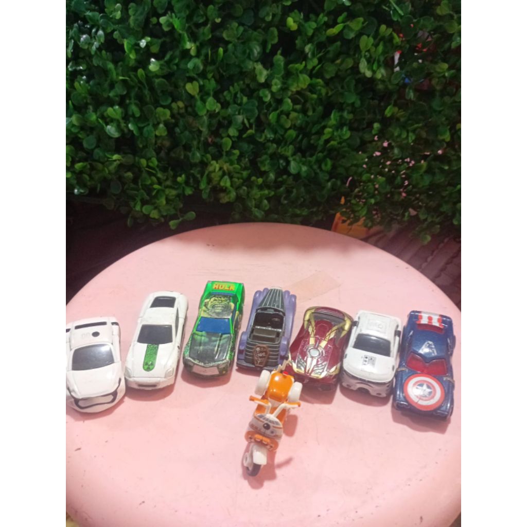 mainan mobilan tomica