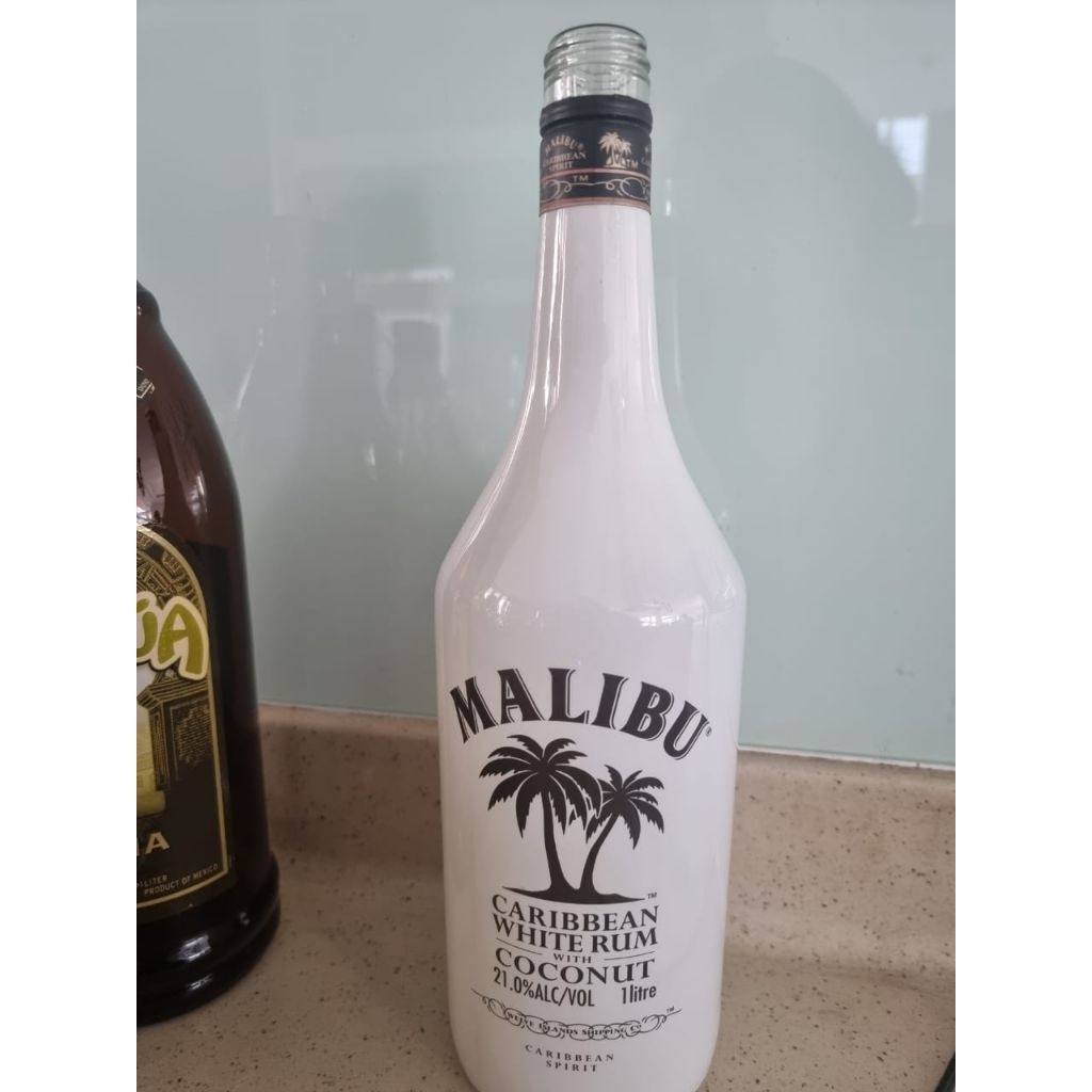 Botol bekas kosong Malibu Caribbean white rum bagus untuk pajangan / koleksi botol kaca