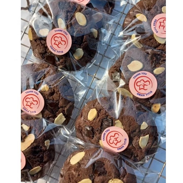 

Cookies / Soft Cookies / Cookies Madiun / Cookies by Omah Titis / Camilan Manis / Kue Coklat / Kue kering / Isi Hampers / Choco Almond Cookies / Basic Cookies