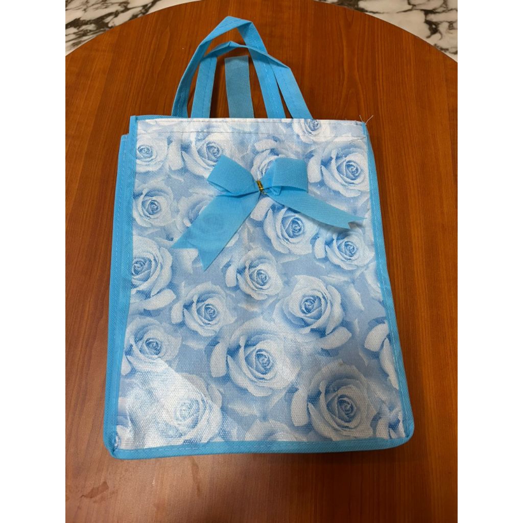 

TERMURAH!! (ISI 1 PACK = 60 PCS) Tas Hajatan Goodiebag Motif Bunga Pita 22x22 cm / Tas Nasi Box / Tas / Tas Belanja