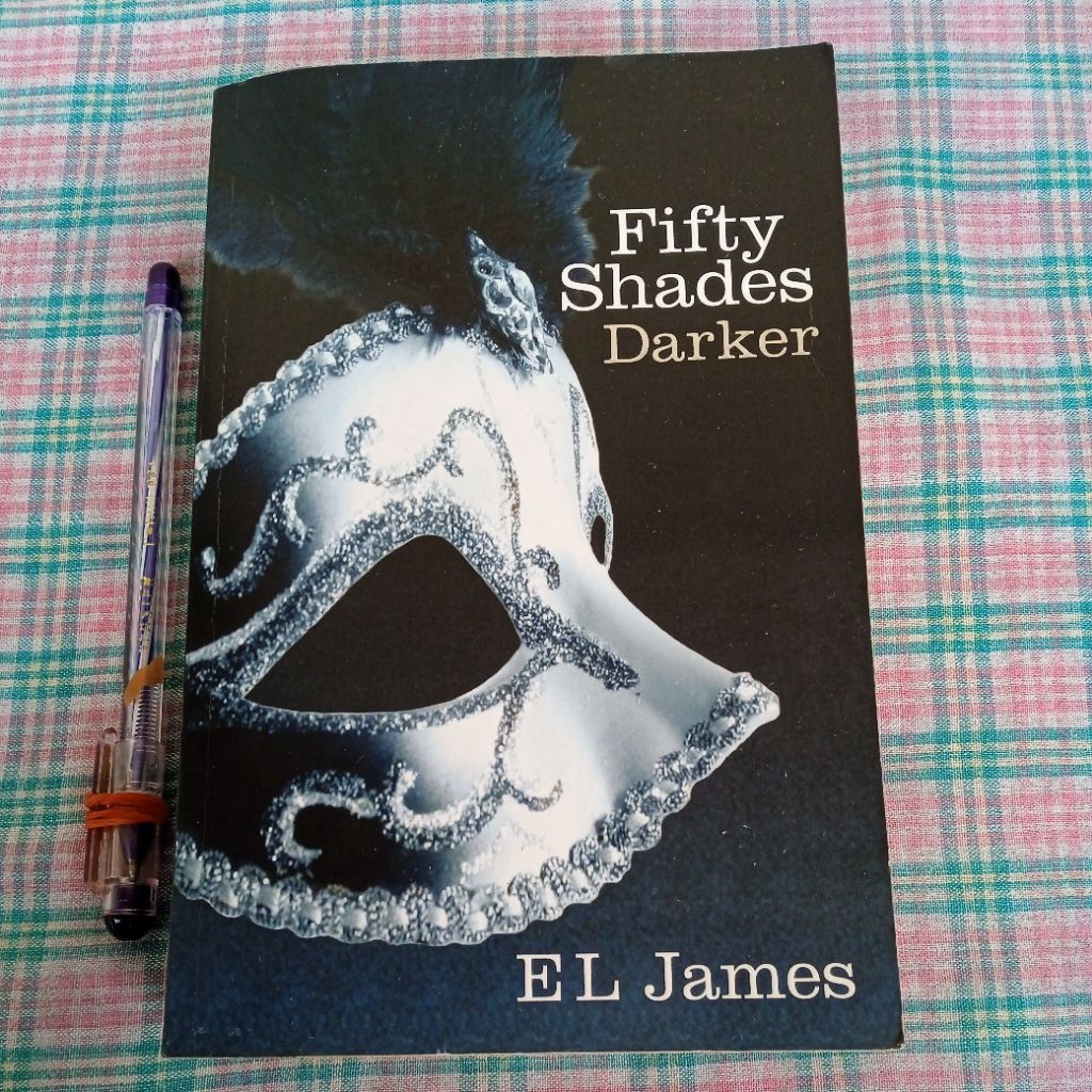 Buku Fifty Shades Darker by EL James