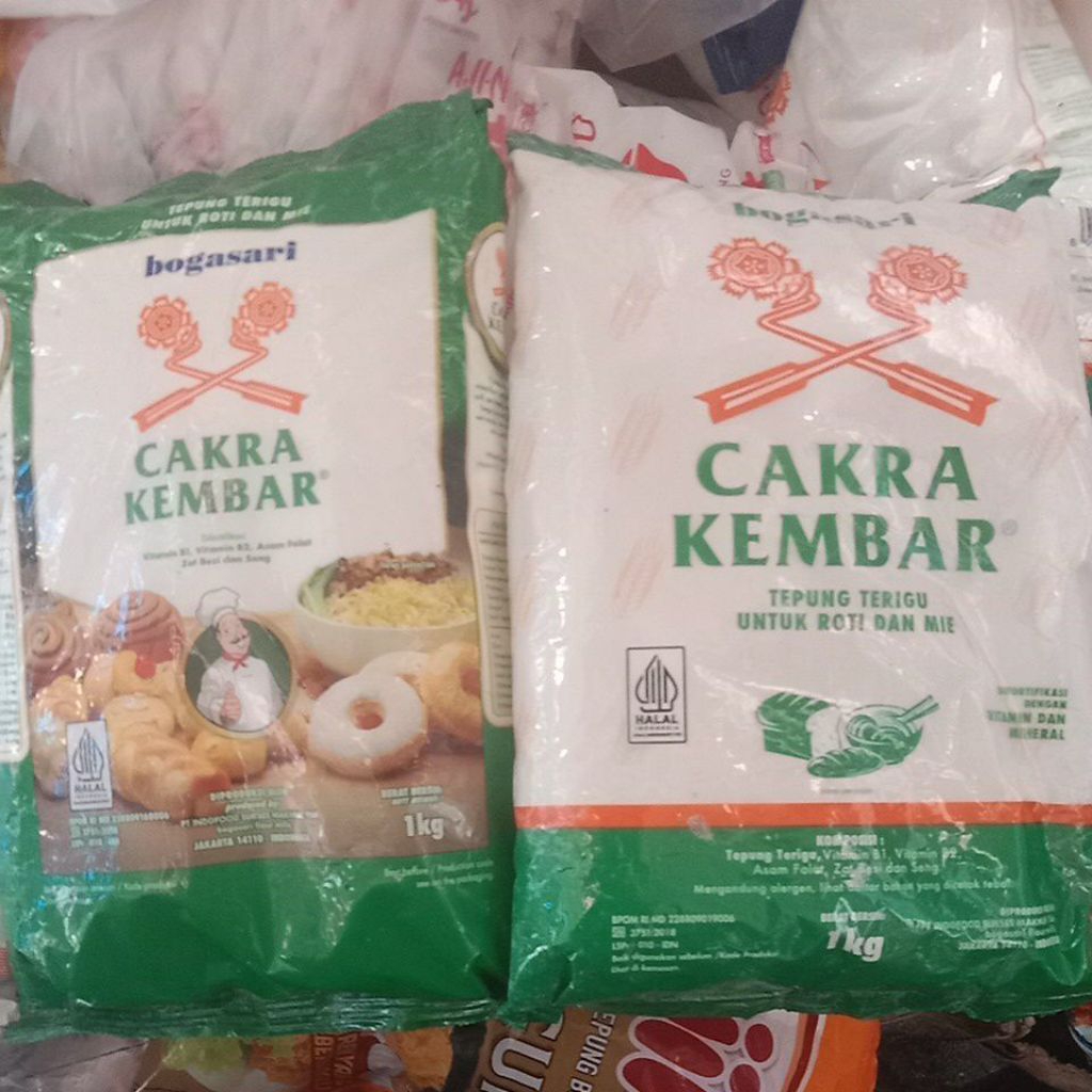 

Tepung Terigu Cakra kembar premium dan ekonomi 1 kg