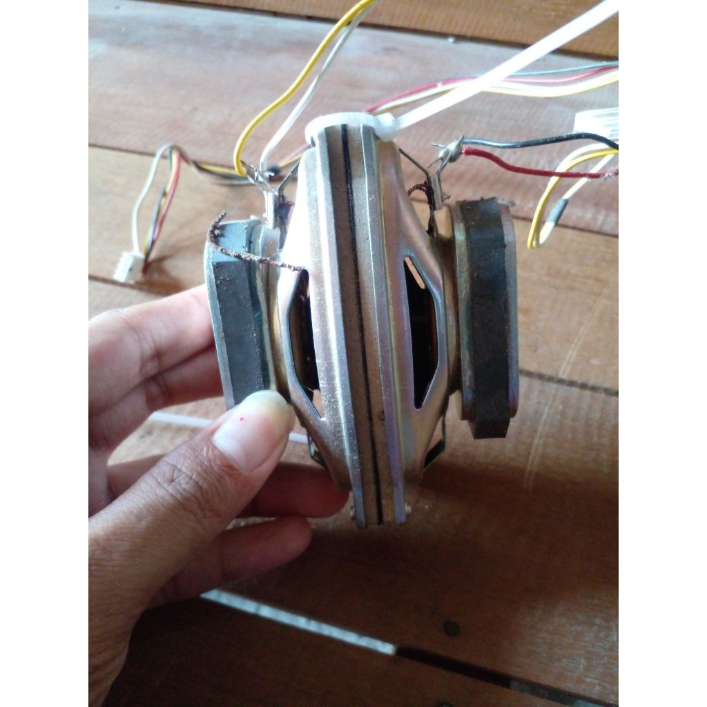 SPEAKER TV LED POLYTRON 24in