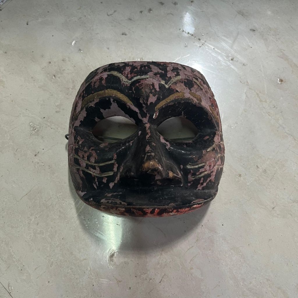 Topeng Jawa Hitam dan Merah Separuh Ukir Kayu Lawas Jadul Tua