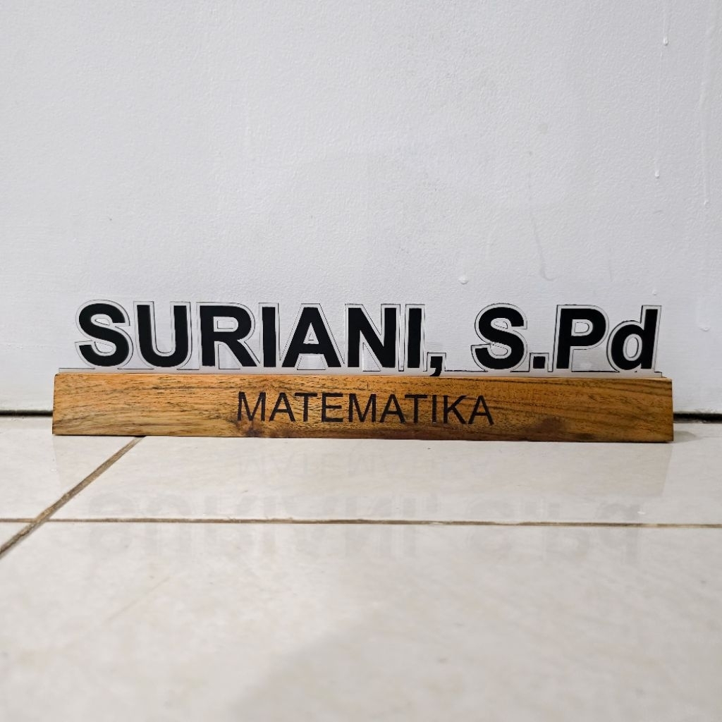 Papan Nama Meja Kayu Akrilik Custom - Elegan & Minimalis