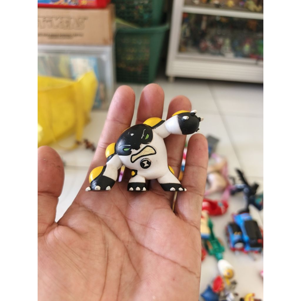 figure monster ben 10 cannonbolt