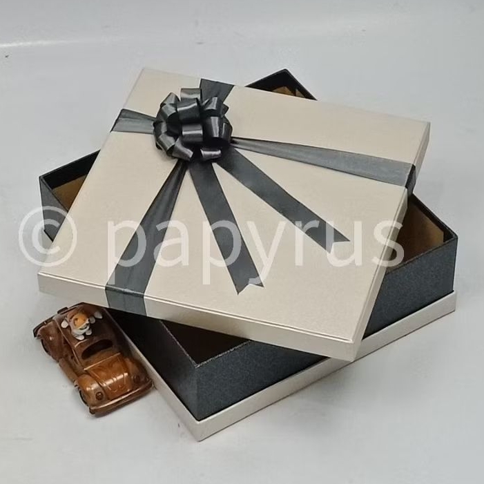 

PAPYRUS Sandwich 30x30 Tinggi 8cm Kotak Kado Gift Box Hardbox Hampers V3