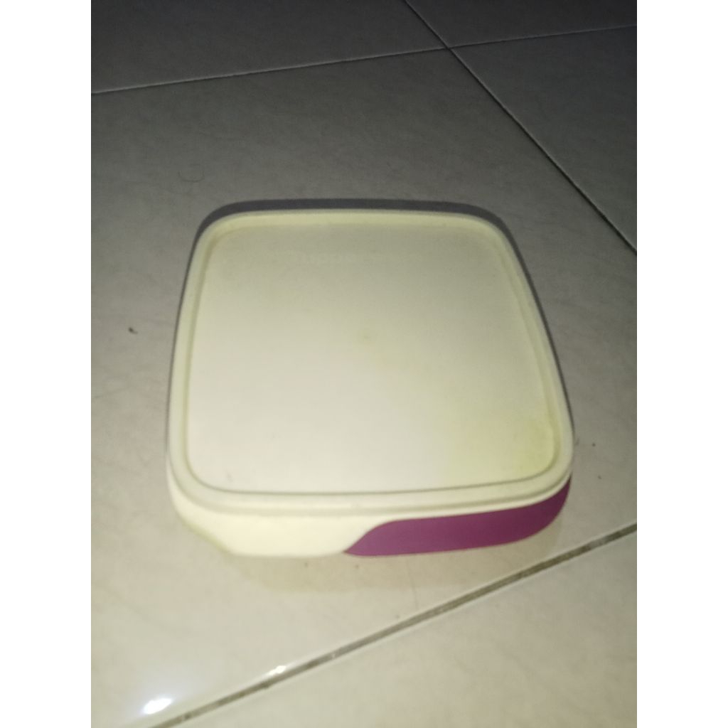 tempat makan Tupperware